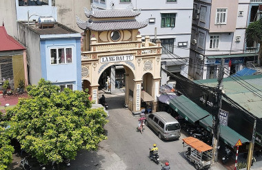 Cổng làng Đại Từ (quận Hoàng Mai). Ảnh: Nguyễn Quang