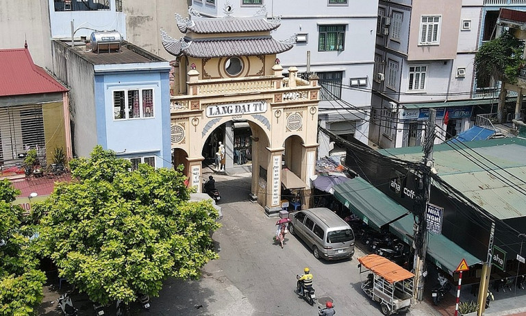 Cổng làng Đại Từ (quận Hoàng Mai). Ảnh: Nguyễn Quang