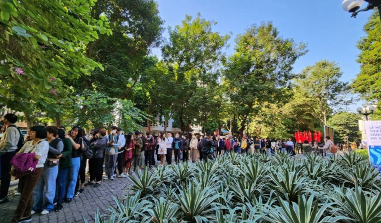 Đông đảo người dân xếp hàng tham quan Tháp nước Hàng Đậu