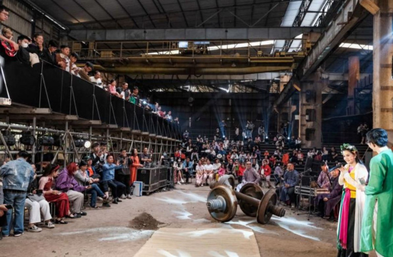 Hoạt động văn hóa, nghệ thuật tại Phân xưởng nóng (Ảnh: báo Đại biểu Nhân dân)