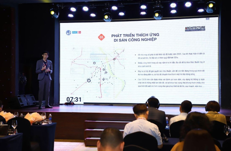 KTS Lê Ngọc Hưng - Đại diện Công ty PVCHB trình bày đề tài nghiên cứu tại Hội thảo giữa kỳ