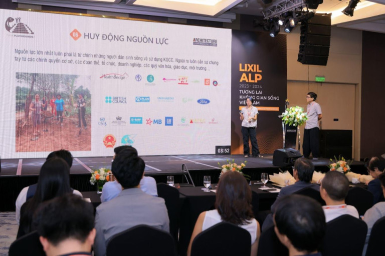 KTS Chu Kim Đức - Đại diện Think Playgrounds trình bày tại Hội thảo cuối kỳ