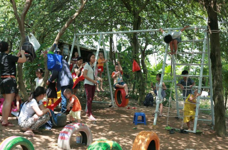 Sân chơi cho trẻ em ở bãi giữa sông Hồng do Think Playground xây dựng (Nguồn ảnh: VnExpress)