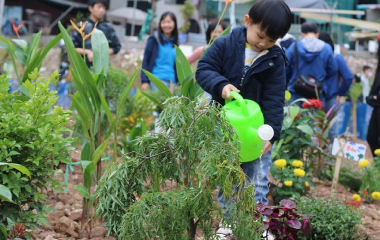 Bờ vở sông Hồng thành công viên cây xanh - một dự án của Think Playground phối hợp thực hiện cùng chính quyền và người dân địa phương (Nguồn: Chuyên trang Nhịp sống Hà Nội - báo Hà Nội mới)