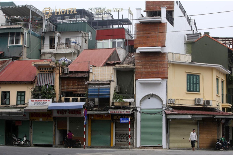 Kiến trúc lộn xộn ở đoạn phố Hàng Đào, những ngôi nhà ống chật hẹp ngày càng biến dạng (Ảnh: Dân trí)