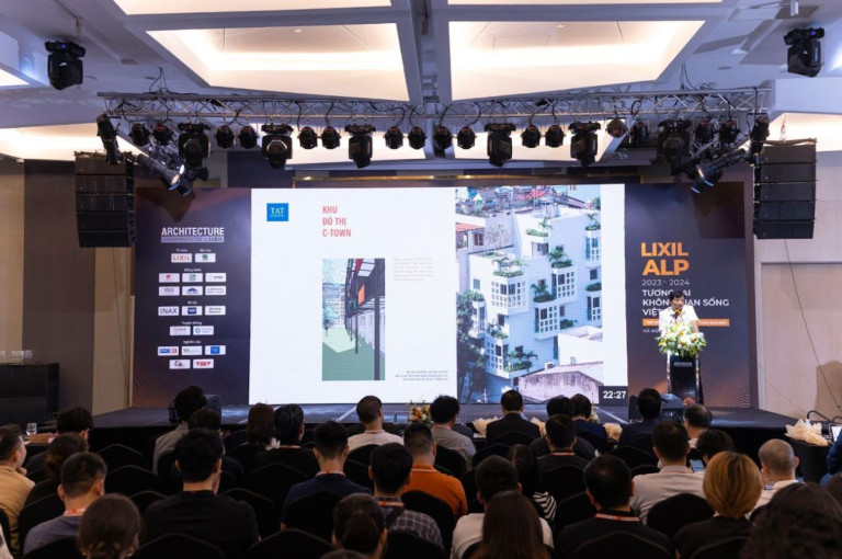Đại diện TAT Architects Studio trình bày đề tài nghiên cứu tại Hội thảo cuối kỳ diễn ra ngày 15/11 vừa qua