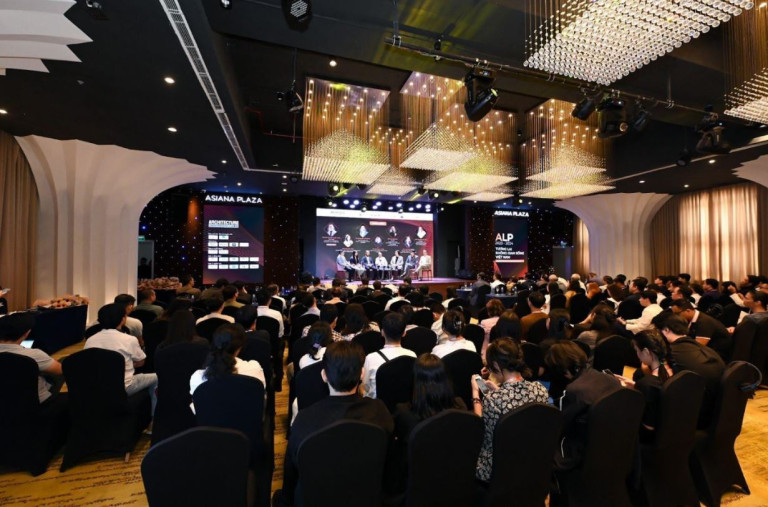 Hội thảo giữa kỳ Chương trình LIXIL ALP 2023 - 2024 thu hút hơn 100 kiến trúc sư, nhà thiết kế, chủ đầu tư và các chuyên gia trong nhiều lĩnh vực như Quy hoạch, Kiến trúc, Nội thất… cùng các phóng viên, nhà báo đến từ các cơ quan báo chí, truyền thông hàng đầu trong nước, các thương hiệu GROHE, INAX, American Standard…