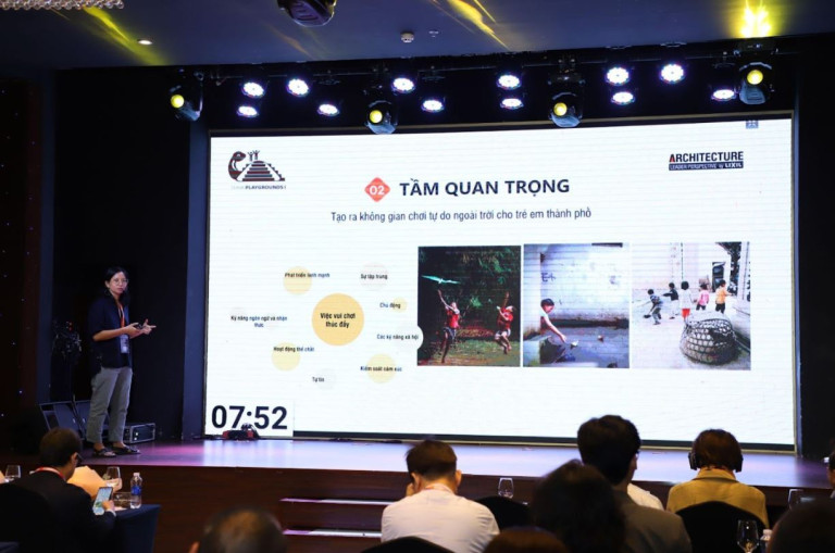 KTS Chu Kim Đức - Đại diện Think Playgrounds trình bày về đề tài “Đánh thức nơi chốn trong thành phố” tại Hội thảo giữa kỳ Chương trình LIXIL ALP 2023 - 2024