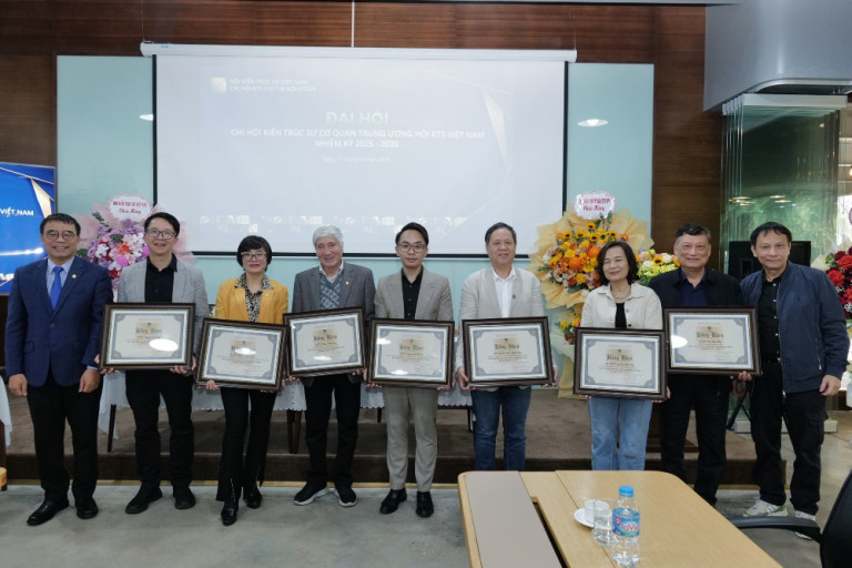 KTS Nguyễn Tuấn Anh, KTS Nghiêm Hồng Hạnh, KTS Phạm Thanh Tùng, KTS Nguyễn Ánh Dương, KTS Phạm Khánh Toàn, KTS Lã Thị Kim Ngân, KTS Vũ Hồng Thủy nhận Bằng khen đã có thành tích trong Công tác Hội và hoạt động nghề nghiệp giai đoạn 2020-2025