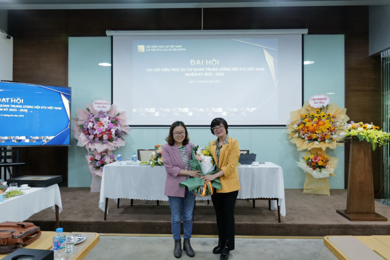 Bà Trịnh Thị Hương Lan, Thành viên HĐQT, Giám đốc Landco Corporation Bắc Ninh nhận hoa cảm ơn từ BCH Chi hội KTS CQTW Hội KTS Việt Nam