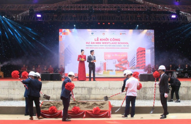 Các đại biểu thực hiện nghi thức khởi công xây dựng Trường THCS & THPT Nguyễn Bỉnh Khiêm – Tây Hồ 