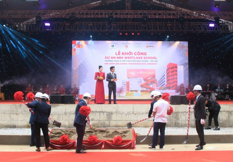 Các đại biểu thực hiện nghi thức khởi công xây dựng Trường THCS & THPT Nguyễn Bỉnh Khiêm – Tây Hồ 