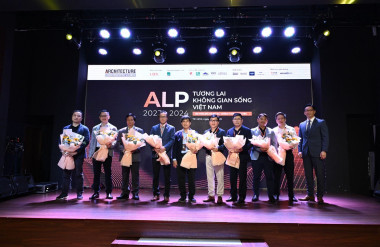 Đại diện các đơn vị bảo trợ chuyên môn, đơn vị đồng hành, đơn vị truyền thông và Hội đồng cố vấn của Chương trình ALP 2023 - 2024 nhận bó hoa tri ân từ đại diện Ban tổ chức