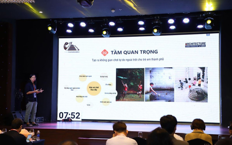 KTS Chu Kim Đức - Đại diện Think Playgrounds trình bày nghiên cứu “Đánh thức” nơi chốn trong thành phố”