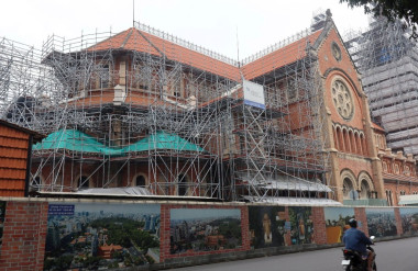 Nhà thờ Chính tòa Đức Bà Sài Gòn đang được trùng tu. Ảnh: Hồng Phúc.