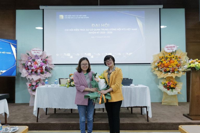Bà Trịnh Thị Hương Lan, Giám đốc Landco Corporation Bắc Ninh nhận hoa cảm ơn từ BCH Chi hội KTS CQTW Hội KTS Việt Nam