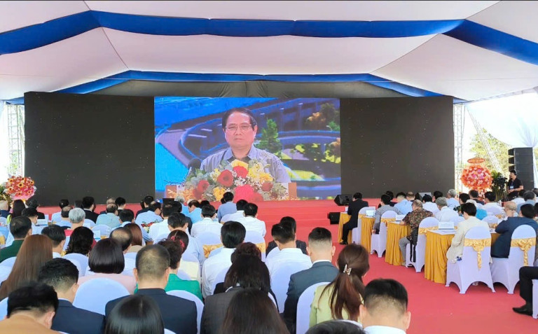 Các đại biểu tại điểm cầu Lễ khởi công dự án Khu đô thị du lịch lấn biển Cần Giờ lắng nghe phát biểu chỉ đạo của Thủ tướng Chính phủ tại chương trình Khởi công, khánh thành các công trình, dự án chào mừng 50 năm Giải phóng miền Nam - Thống nhất đất nước