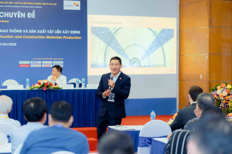 Ông Trần Thanh Mẫn - Giám đốc Hệ thống Giải pháp Xây dựng Sika Việt Nam cùng bài thuyết trình về Hệ thống Sikaproof®-110