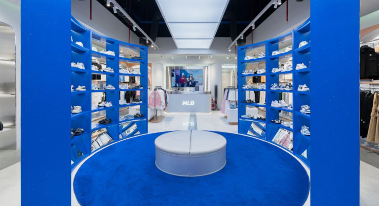 MLB Store Aeon Mall Tân Phú - công trình do The Modern Touch cung cấp và thi công lắp đặt hoàn thiện nội thất.