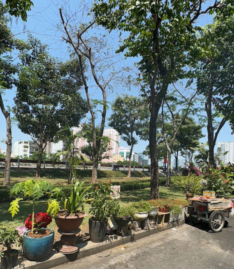 Những công viên có mức đầu tư trung bình, việc lựa chọn chủng loại còn chưa phù hợp, cùng với công tác quản lý chưa tốt nên chất lượng cảnh quan còn hạn chế - Công viên Cầu Dừa