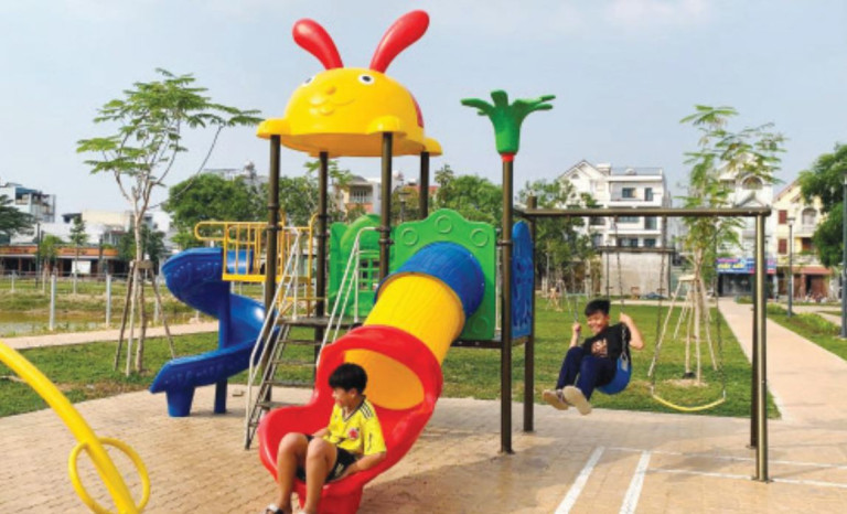 Một số công viên cấp phường chưa được chú trọng vào việc tạo dựng không gian xanh, mới đầu tư hoàn thiện hệ thống bề mặt ốp lát, trang bị các thiết bị công cộng nên chất lượng cảnh quan và tiện nghi sử dụng còn hạn chế.