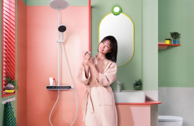 Không gian phòng tắm hiện đại với hệ sen tắm điều chỉnh nhiệt độ lắp nổi ShowerTablet Select 360 (Nguồn: Hansgrohe SE)