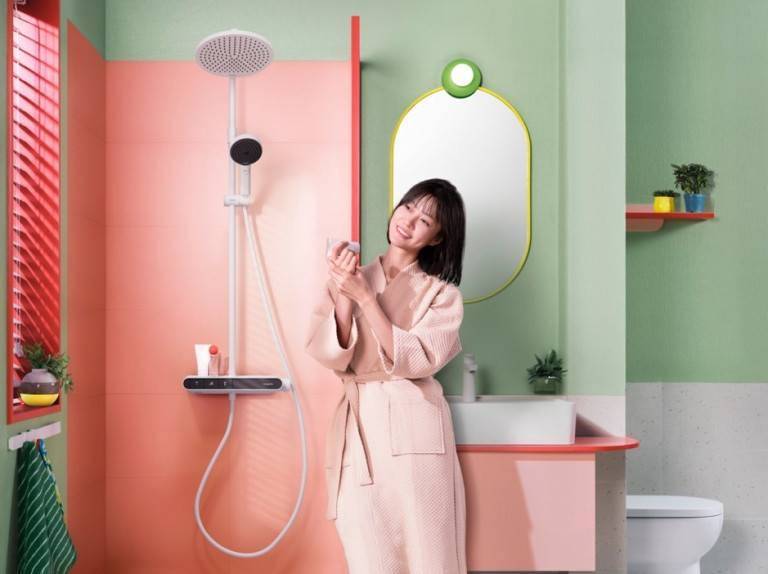 Không gian phòng tắm hiện đại với hệ sen tắm điều chỉnh nhiệt độ lắp nổi ShowerTablet Select 360 (Nguồn: Hansgrohe SE)