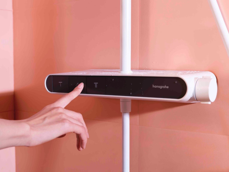 Hệ sen tắm nhiệt độ lắp nổi này của hansgrohe ShowerTablet Select 360 không chỉ giúp bạn điều chỉnh dòng nước một cách trực quan, mà còn là điểm nhấn thẩm mỹ trong không gian phòng tắm hiện đại (nguồn: Hansgrohe SE)