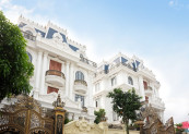 Nếu nói việc duy trì các chi tiết kiến trúc quý tộc giúp làm nên linh hồn của dinh thự thì bảo vệ bề mặt ngoại thất cũng chính là bảo vệ chuẩn mực đẳng cấp của công trình.