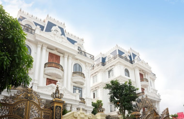 Nếu nói việc duy trì các chi tiết kiến trúc quý tộc giúp làm nên linh hồn của dinh thự thì bảo vệ bề mặt ngoại thất cũng chính là bảo vệ chuẩn mực đẳng cấp của công trình.