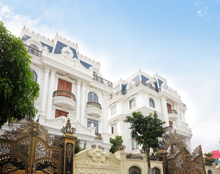 Nếu nói việc duy trì các chi tiết kiến trúc quý tộc giúp làm nên linh hồn của dinh thự thì bảo vệ bề mặt ngoại thất cũng chính là bảo vệ chuẩn mực đẳng cấp của công trình.