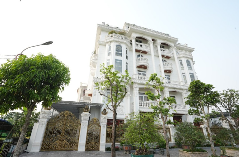 Duy trì được vẻ đẹp ngoại thất cho dinh thự là một bài toán khó trong thời tiết khắc nghiệt, nắng mưa thất thường tại Việt Nam