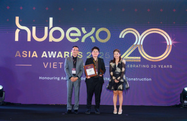 Bà Diệp Hạ Hằng – CEO VIC nhận kỷ niệm chương từ Ban tổ chức