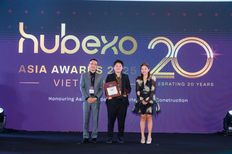 Bà Diệp Hạ Hằng – CEO VIC nhận kỷ niệm chương từ Ban tổ chức