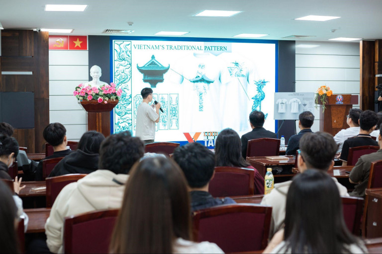 Sinh viên trình bày ý tưởng tại Mini-contest