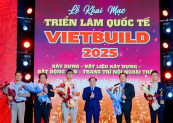 Hình 1: Đại diện TASA Group nhận hoa và thư cảm ơn dành cho Nhà tài trợ chính của Triển lãm Vietbuild 2025 lần 1 tại TPHCM