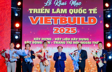 Đại diện TASA Group nhận hoa và thư cảm ơn dành cho Nhà tài trợ chính của Triển lãm Vietbuild 2025 lần 1 tại TPHCM