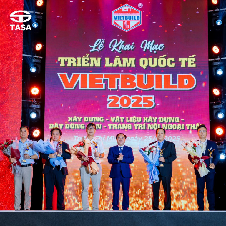 Đại diện TASA Group nhận hoa và thư cảm ơn dành cho Nhà tài trợ chính của Triển lãm Vietbuild 2025 lần 1 tại TPHCM