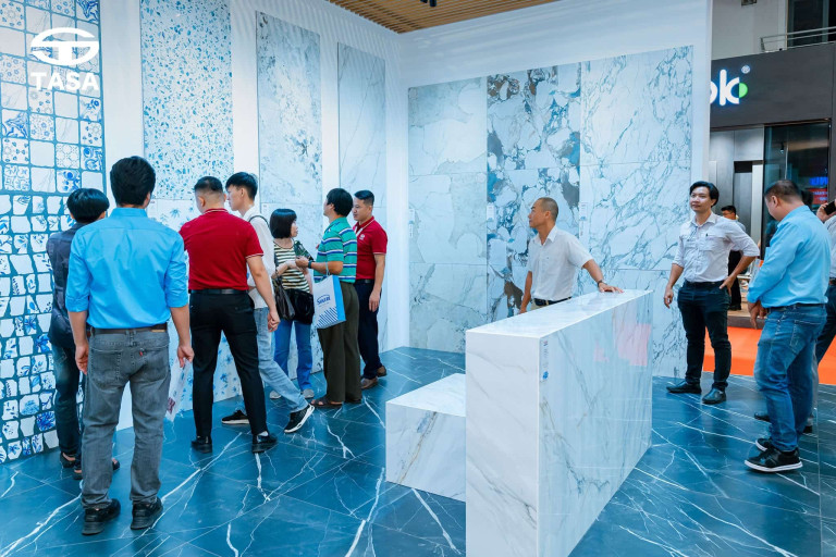 Hình 4: Gian hàng thu hút bởi cách bài trí tinh tế, nơi ánh sáng và bài trí kiến trúc hiện đại tôn vinh những viên gạch như các tác phẩm nghệ thuật. Khách đến gian hàng có thể dễ dàng thưởng lãm, chạm và trải nghiệm sản phẩm thực.