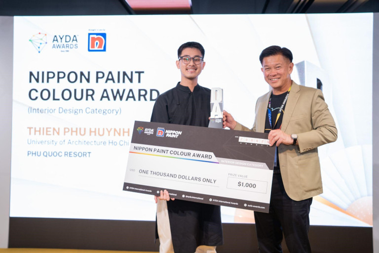 Ông Wee Siew Kim - Giám đốc điều hành Tập đoàn NIPSEA (trái) trao giải cho đại diện Việt Nam Huỳnh Thiên Phú