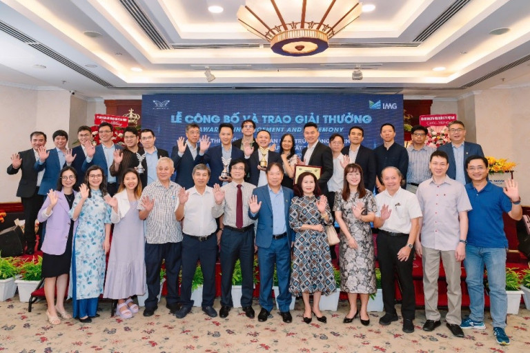 Hội đồng thi tuyển và Ban Tổ chức chụp ảnh lưu niệm cùng các đơn vị đoạt giải