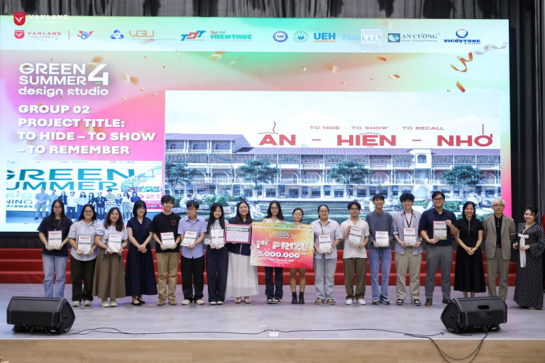 Trao giải cho nhóm đạt giải Nhất
