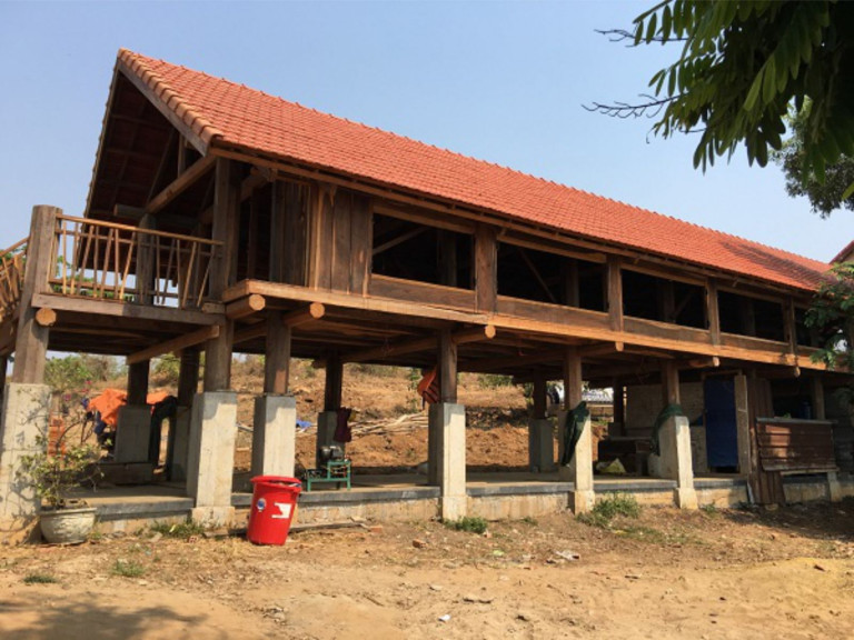 Hình 10. Nhà sàn Tây Nguyên xây dựng theo kiến trúc truyền thống kết hợp với vật liệu hiện đại [14]