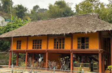 Hình 8. Kiến trúc ngôi nhà sàn vùng miền núi phía Bắc đã kết hợp hài hòa giữa vật liệu hiện đại bê tông cốt thép với vật liệu bản địa để lưu giữ lại giá trị kiến trúc truyền thống