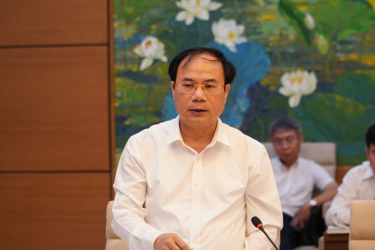 Thứ trưởng Bộ Xây dựng Nguyễn Văn Sinh báo cáo tại buổi làm việc.