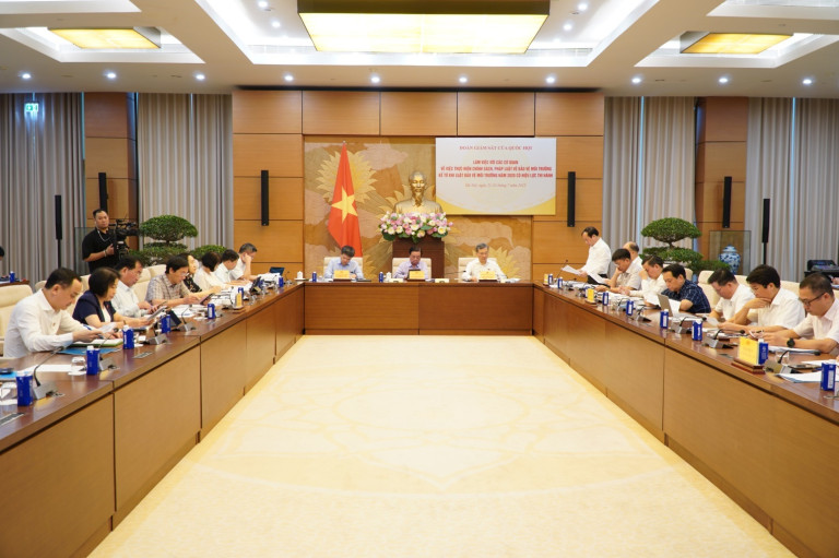 Đoàn giám sát đề nghị Bộ Xây dựng nâng cao hiệu lực quản lý Nhà nước, tăng cường kiểm tra, giám sát việc tuân thủ pháp luật môi trường.