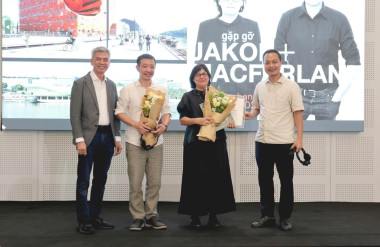 Kiến trúc sư Dominique Jakob chụp ảnh lưu niệm tại buổi “Gặp gỡ Jakob+MacFarlane”