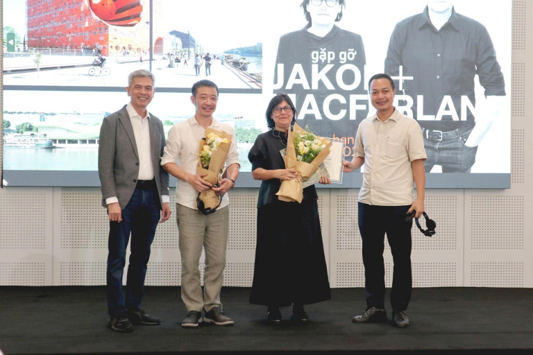 Kiến trúc sư Dominique Jakob chụp ảnh lưu niệm tại buổi “Gặp gỡ Jakob+MacFarlane”