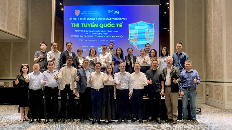Ban tổ chức và các đơn vị tư vấn quốc tế chụp ảnh lưu niệm – mở đầu hành trình kiến tạo biểu tượng mang tầm vóc quốc tế tại Hòa Lạc.