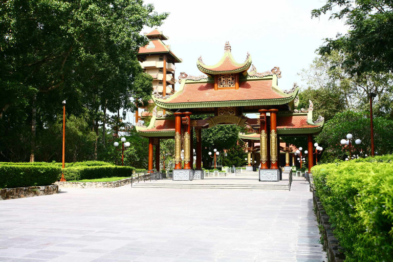 Quang cảnh đền Bến Dược nhìn từ trước tam quan